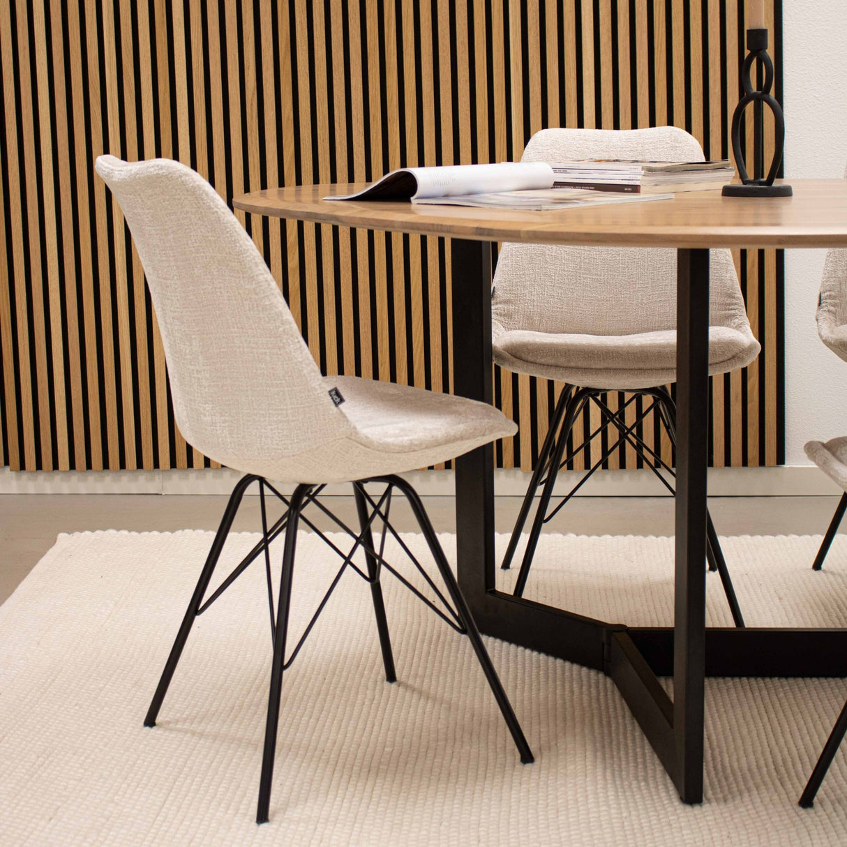 Esszimmerstuhl Weicher Strukturstoff & Modernes schwarzes Metallgestell – Bren | Kick Collection - Esszett Luxury | Stilvolles Wohnen mit Charakter