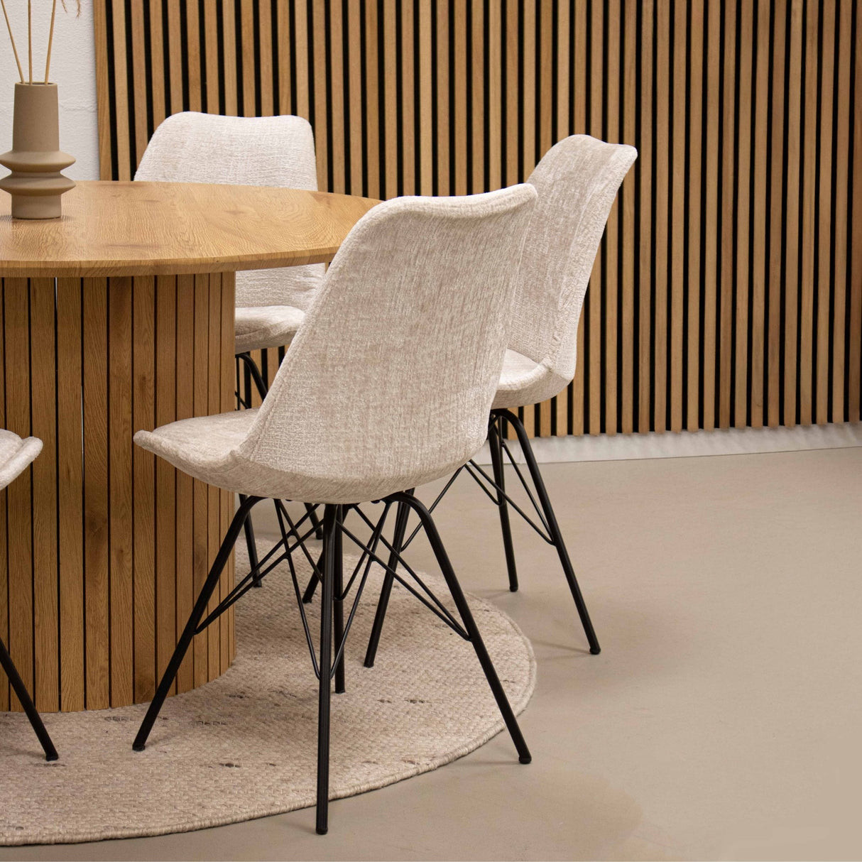 Esszimmerstuhl Weicher Strukturstoff & Modernes schwarzes Metallgestell – Bren | Kick Collection - Esszett Luxury | Stilvolles Wohnen mit Charakter