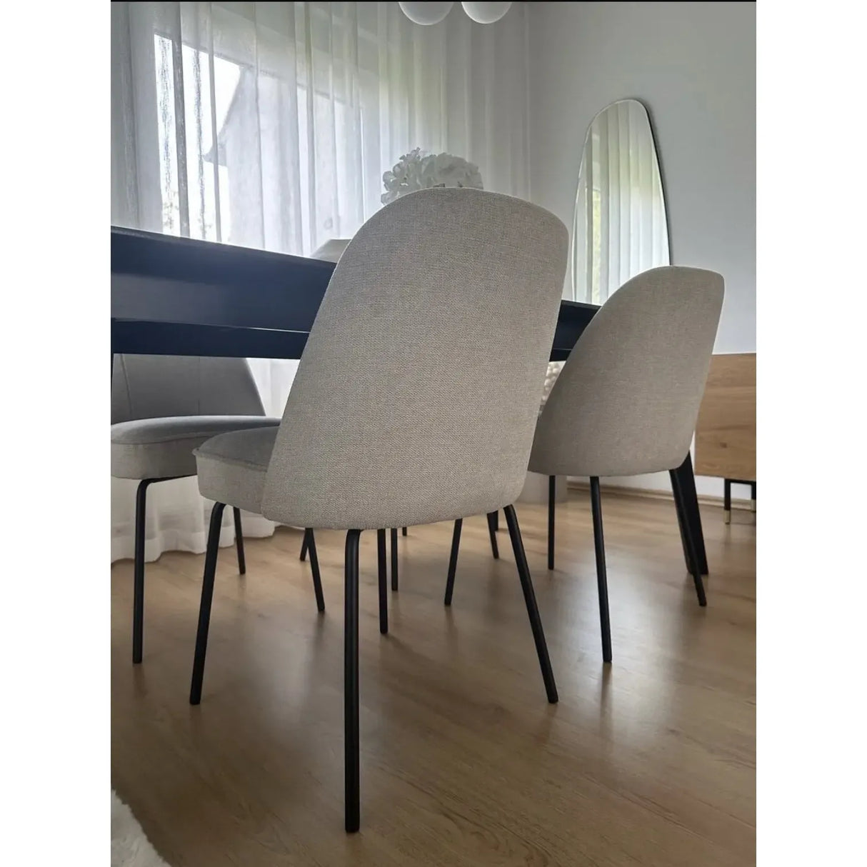 Esszimmerstuhl – Dunkelgraue Farbe, Weicher Stoff, Runde Rückenlehne - Britt | Kick Collection