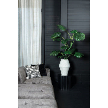 Kunstpflanze - Monstera in schwarzem Topf von PTMD - Esszett Luxury | Stilvolles Wohnen mit Charakter