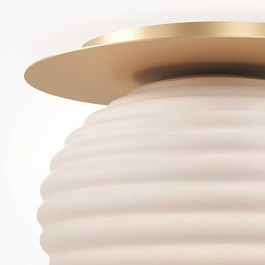 Deckenleuchte mit geriffeltem Weißglas, goldfarbenem Rahmen und elegantem Design – Reels | Maytoni - Esszett Luxury | Stilvolles Wohnen mit Charakter