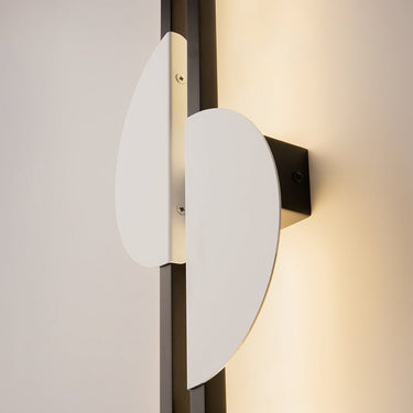 Wandleuchte mit schwarzem Aluminiumkörper, weißem Halbkreis - Detail und modernem LED - Design – Skyline | Maytoni - Esszett Luxury | Stilvolles Wohnen mit Charakter