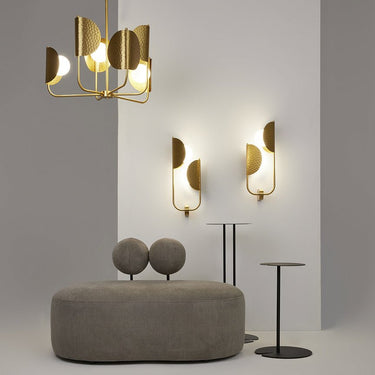 Wandleuchte aus messingfarbenem Metall mit Tropenblatt - Motiv und zwei weißen Glaskuppeln – Tropic | Maytoni - Esszett Luxury | Stilvolles Wohnen mit Charakter