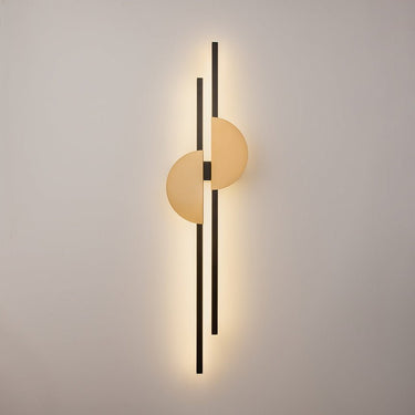 Wandleuchte aus schwarzem Aluminium mit Messing - Akzent und LED - Design – Skyline | Maytoni - Esszett Luxury | Stilvolles Wohnen mit Charakter