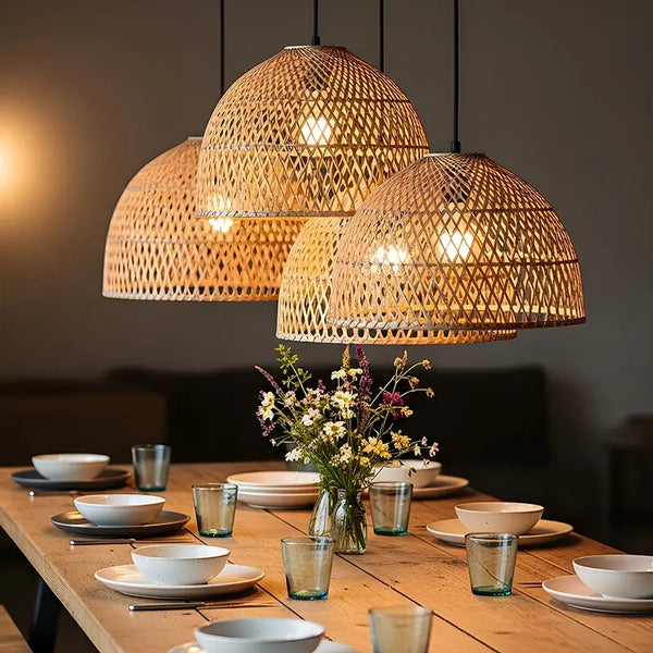 pendelleuchten-bambus-geflecht-ueber-holzesstisch-esszimmer.jpg