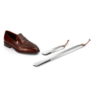 Schuhanzieher aus hochglanzpoliertem Edelstahl, Ergonomische Form, Elegante Lederschlaufe – Phil | Philippi