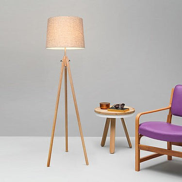 Stehleuchte aus Metall & Holz - Gestell mit Stoffschirm im Tripod - Design – Calvin | Maytoni - Esszett Luxury | Stilvolles Wohnen mit Charakter
