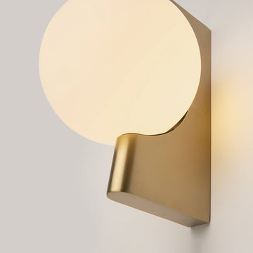 Wandleuchte Messing, rechteckiger Metallfuß, weißer kugelförmiger Glasschirm, G9 25 W – Avant - garde | Maytoni - Esszett Luxury | Stilvolles Wohnen mit Charakter