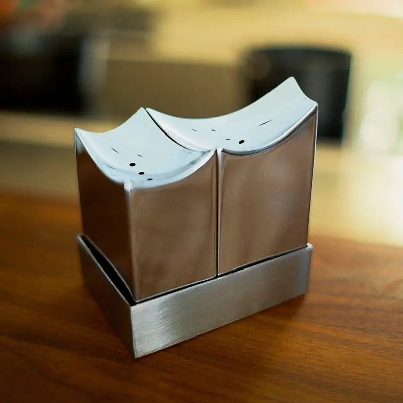 Salz- & Pfefferstreuer Edelstahl, Skulpturales Design, mit Tablett – Elbphilharmonie | Philippi