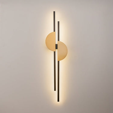 Wandleuchte mit schwarzem Aluminiumkörper, Messing - Halbkreis - Detail und elegantem LED - Design – Skyline | Maytoni - Esszett Luxury | Stilvolles Wohnen mit Charakter