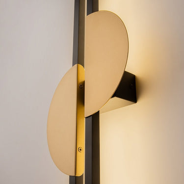 Wandleuchte aus schwarzem Aluminium mit Messing - Akzent und LED - Design – Skyline | Maytoni - Esszett Luxury | Stilvolles Wohnen mit Charakter