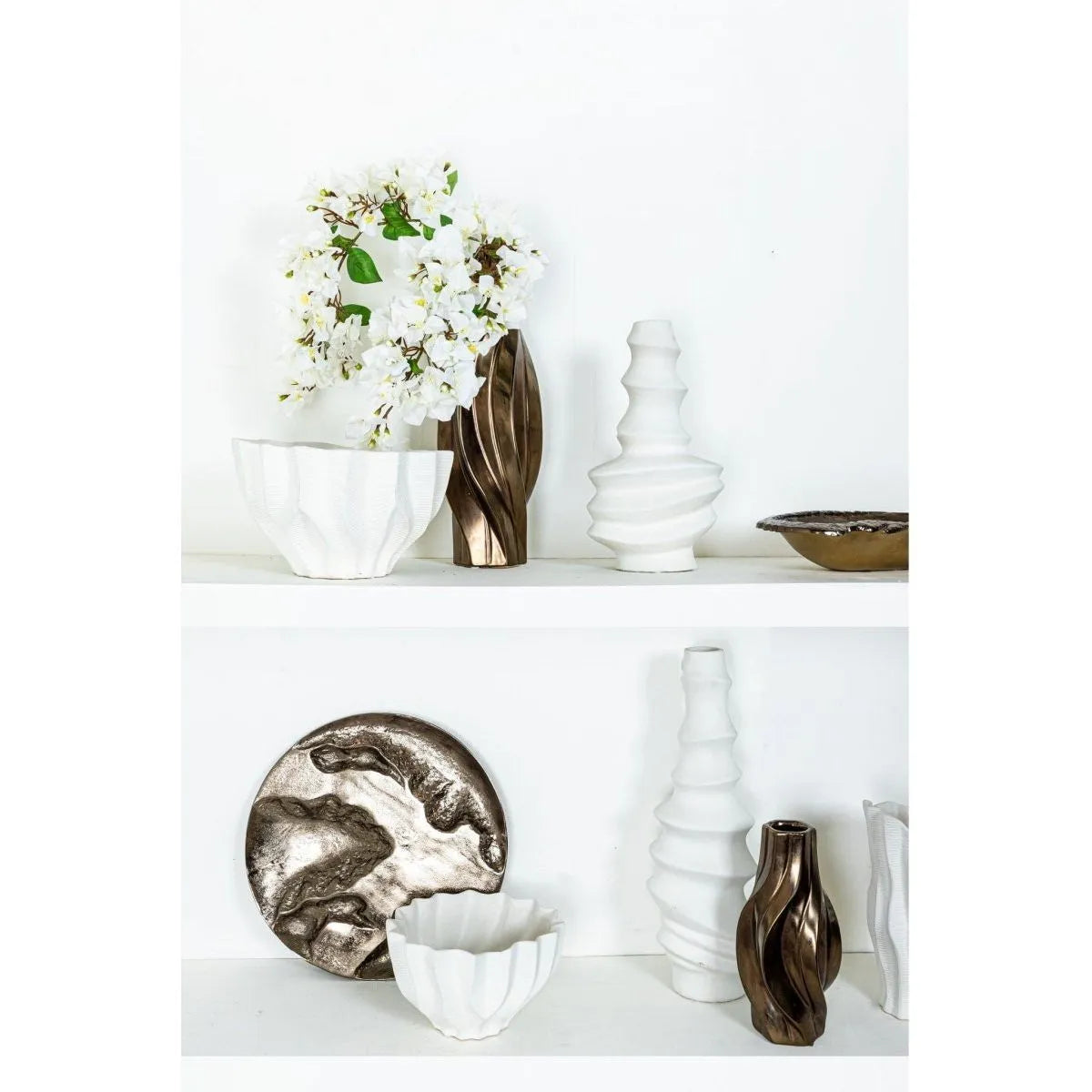 Aluminum wall decor with a three-dimensional structure, shiny silver look and modern design impact – Yce | PTMD