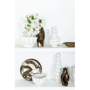 Aluminum wall decor with a three-dimensional structure, shiny silver look and modern design impact – Yce | PTMD