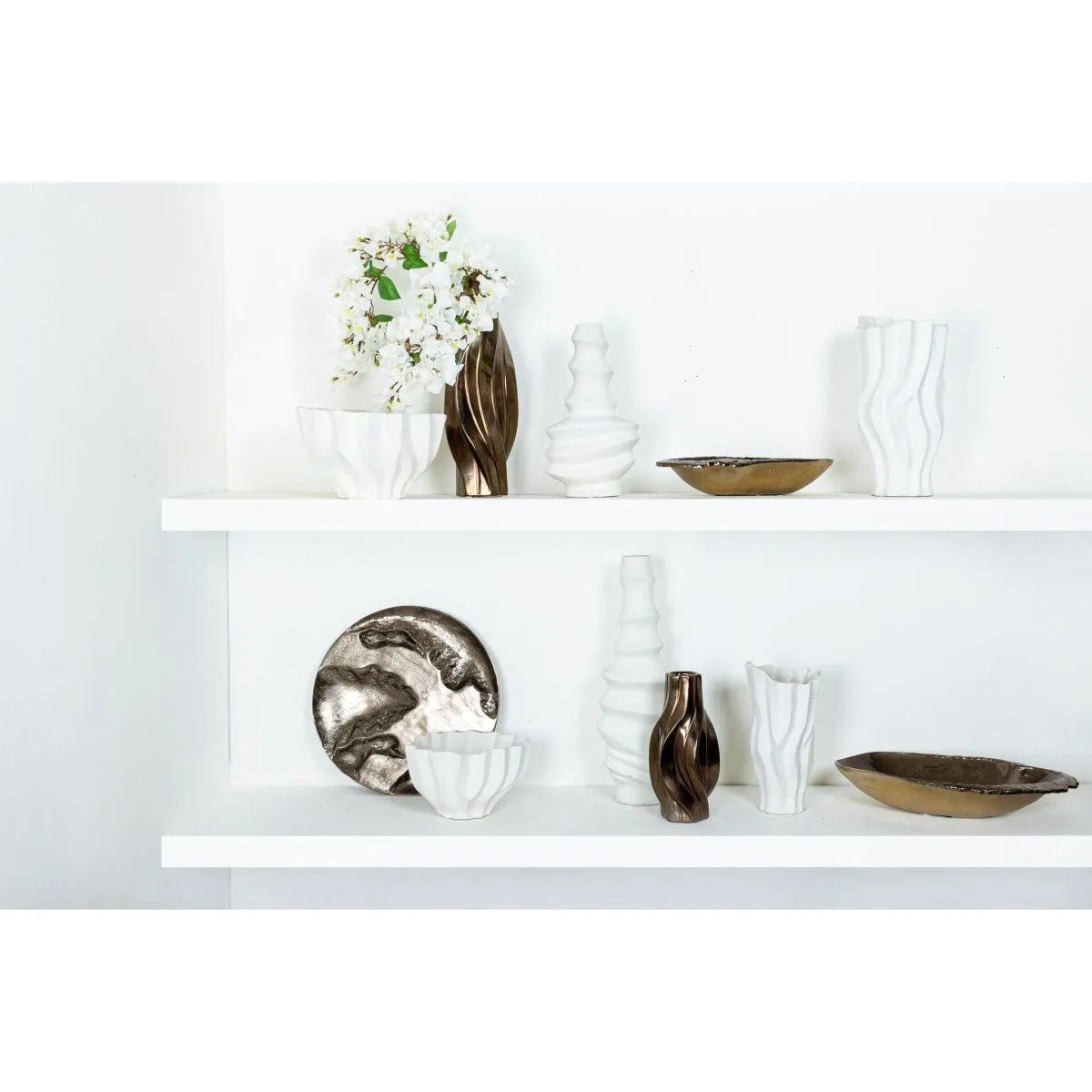 Aluminum wall decor with a three-dimensional structure, shiny silver look and modern design impact – Yce | PTMD