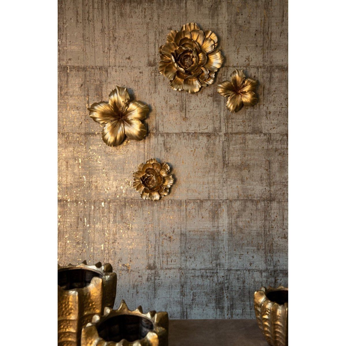 Wanddeko - Mira Gold matt lili flower S (20 x 5.5 cm) von PTMD - Esszett Luxury | Stilvolles Wohnen mit Charakter